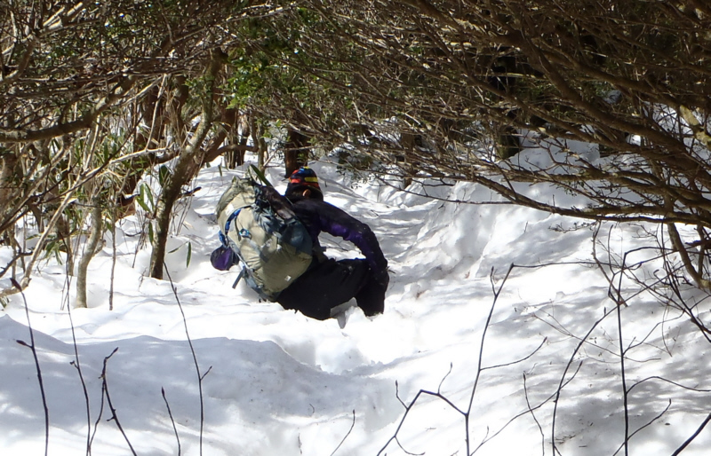 雪道の深さはさらに深くなり