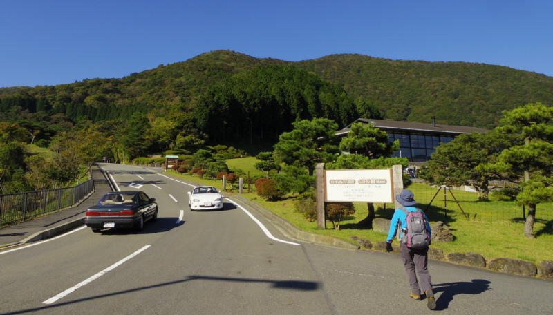 箱根湖畔ゴルフコースの横を通過