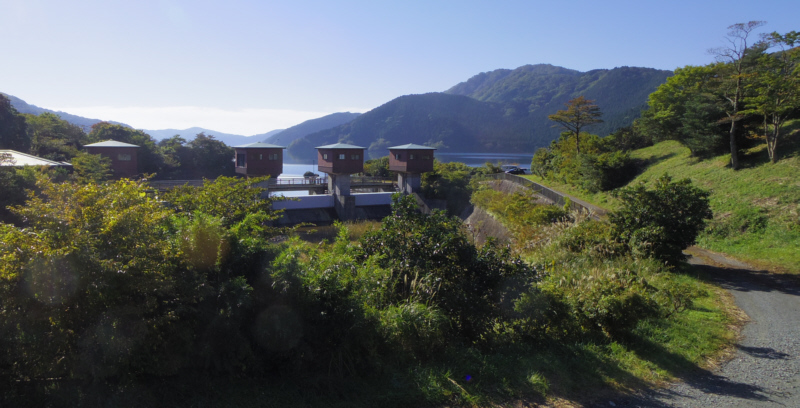 左手に芦ノ湖の湖尻水門