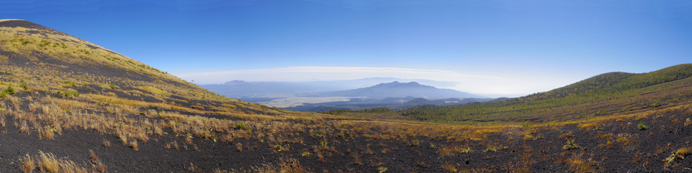 ��˂̉E���ɔ����̎R�ƈ���R