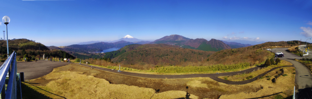 大観山展望台の「TOYO　TIRES　ビュ－ラウンジ」階段上から。富士山がいる大展望その1