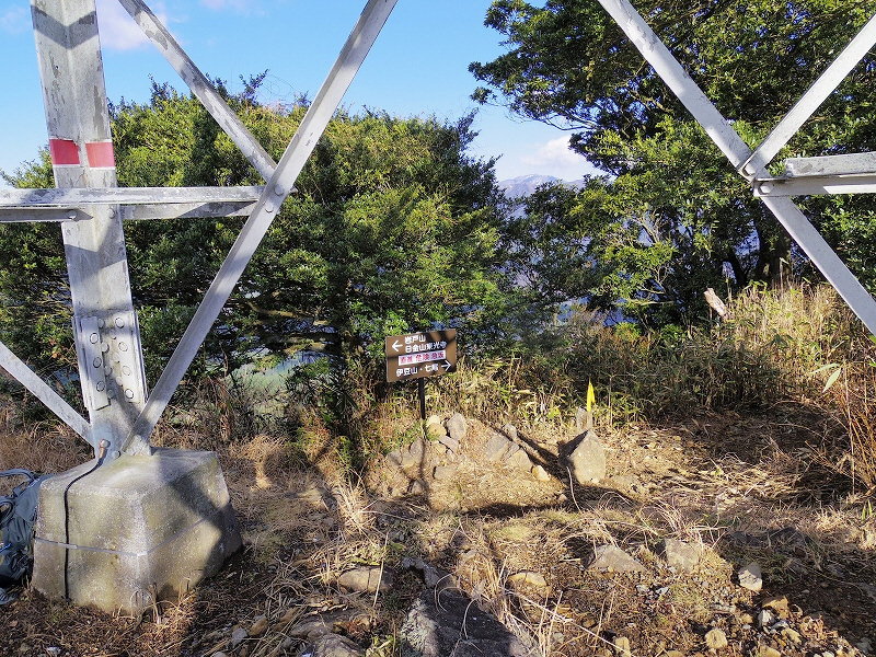山頂手前の鉄塔