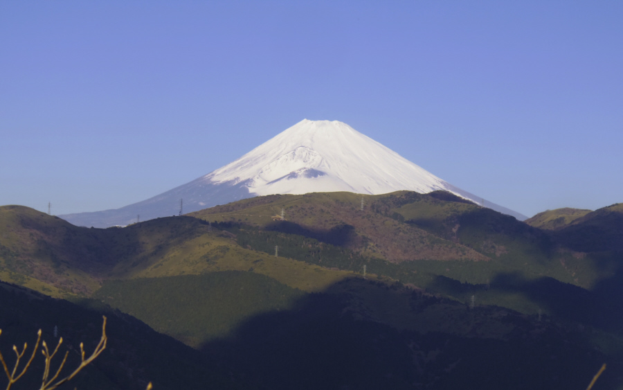 岩戸山山頂手前の鉄塔からの富士山。壁紙用。