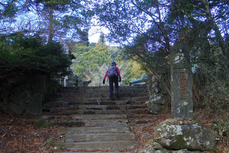 日金山頂上の石柱