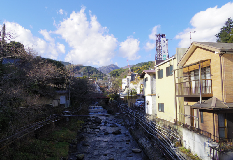 湯河原温泉、公園入口バス停から