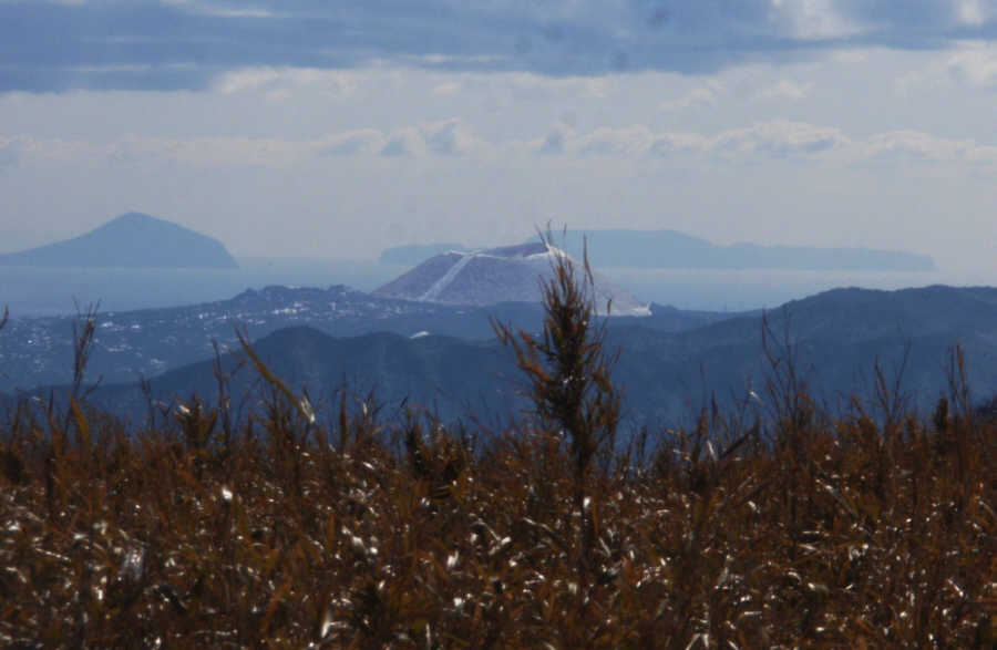 富士山の反対方向に伊豆半島の大室山