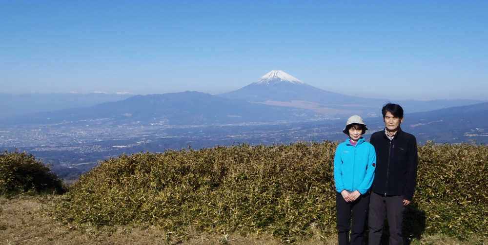 呉竹山頂で熟年夫婦記念撮影。