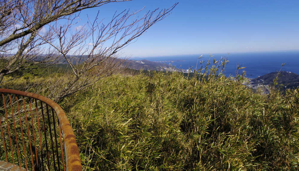 トンネルの先にある展望台から相模湾