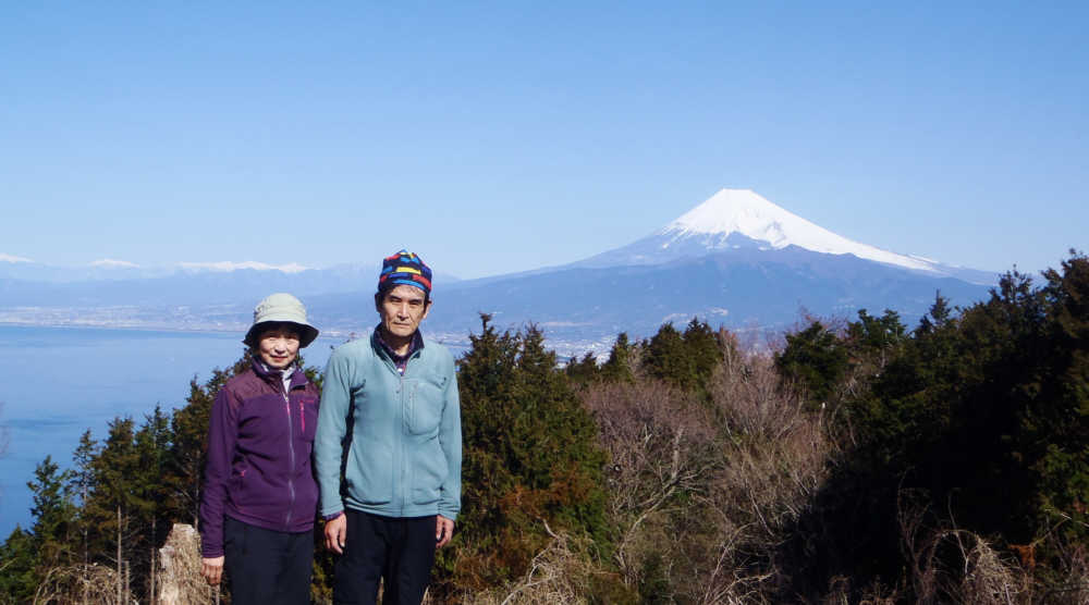 三原色の帽子をかぶり記念撮影