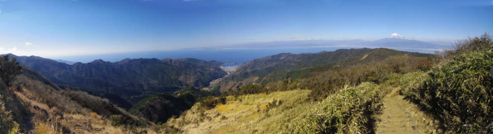 小達磨山手前からの富士山と駿河湾と戸田漁港