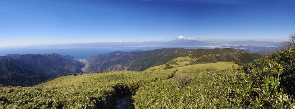 <font size="+0">達磨山山頂下からの富士山と駿河湾</font>