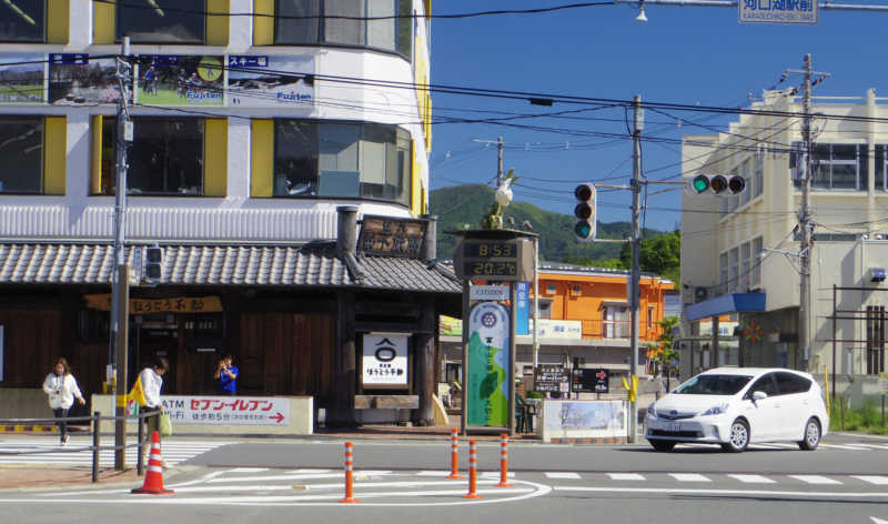 河口湖駅前の時刻・温度表示塔