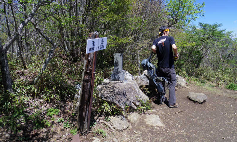 王岳山頂に到着して撮影準備