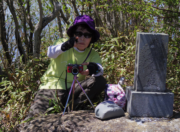 石碑の横から記念撮影