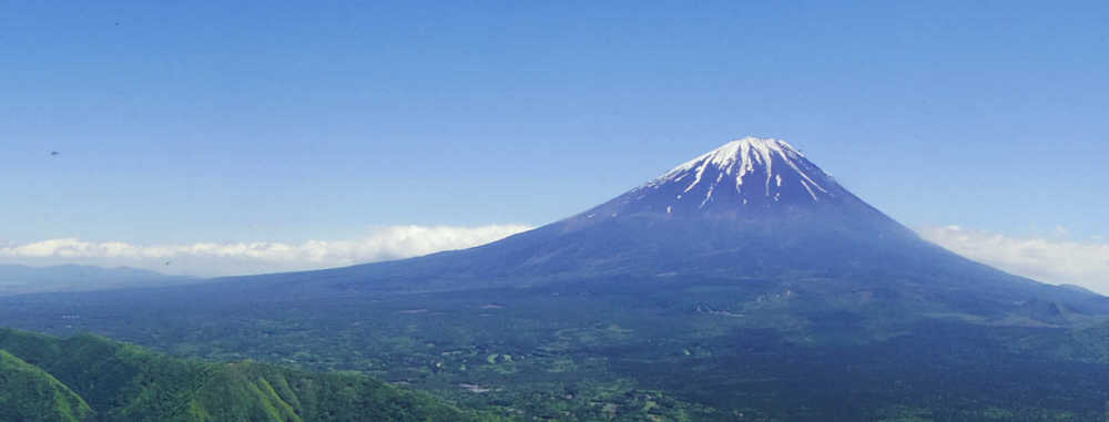 王岳からの富士山。特に左すそ野のと空のなだらかな境界線が美しい