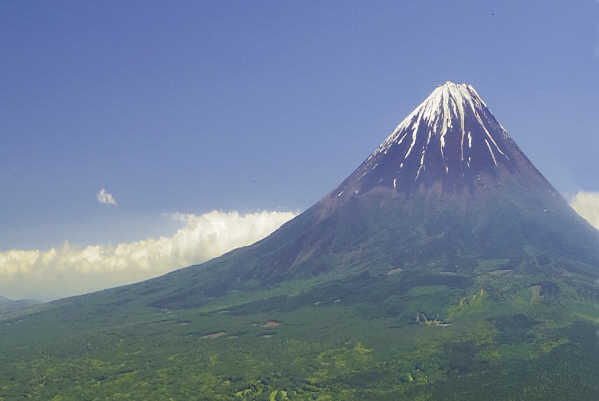 左の中腹が外側に膨らんでいる王岳からの富士山